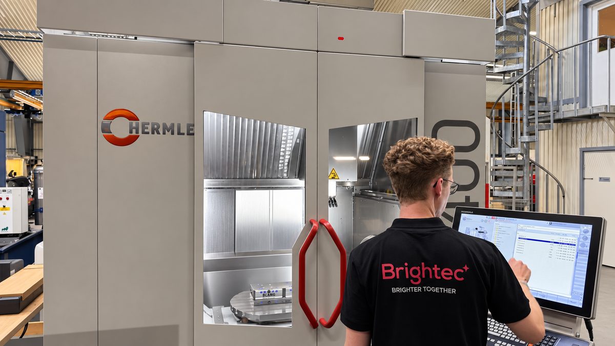 Medarbetare i Brightec-tröja programmerar Hermle C400 i verkstaden i Mullhyttan